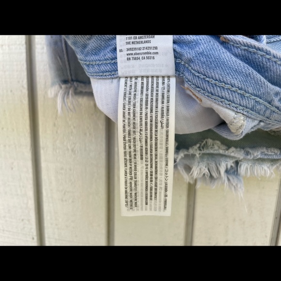 Hollister High Rise Mom Distressed Button Fly Short 3 - Picture 3 of 4